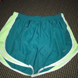 Nike shorts size L